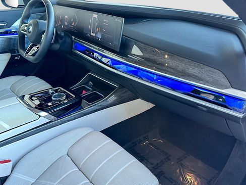 Certified 2025 BMW 760i xDrive image 32
