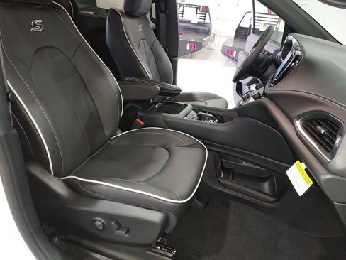 New 2026 Chrysler Pacifica Limited w/ S Appearance Package FWD image 32