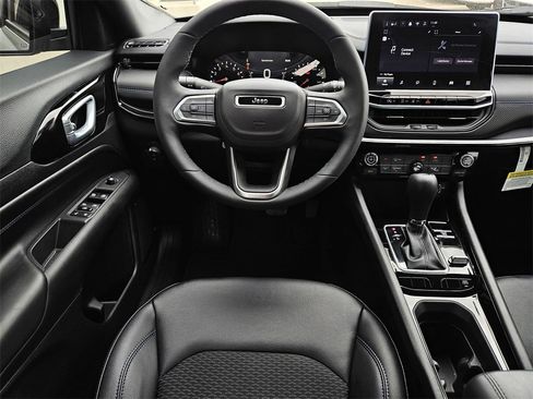 New 2026 Jeep Compass Latitude image 11