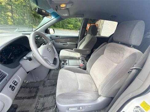 Used 2010 Toyota Sienna FWD image 11