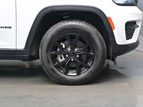 Used 2024 Jeep Grand Cherokee Altitude image 9