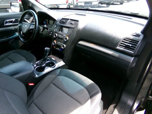 Used 2018 Ford Explorer XLT AWD/4WD image 12