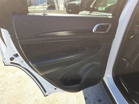 Used 2019 Jeep Grand Cherokee Laredo image 32