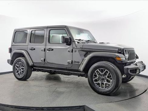 Used 2025 Jeep Wrangler Unlimited Sahara AWD/4WD image 11