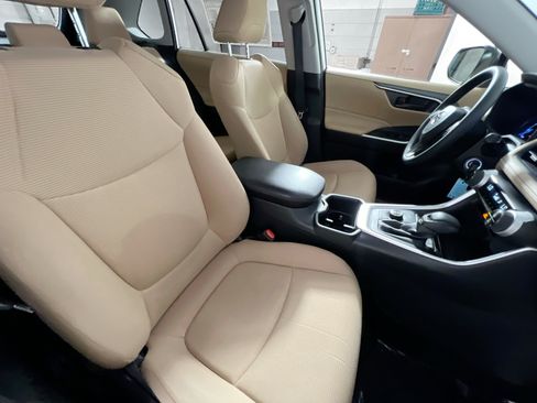 Used 2025 Toyota RAV4 LE AWD/4WD image 30