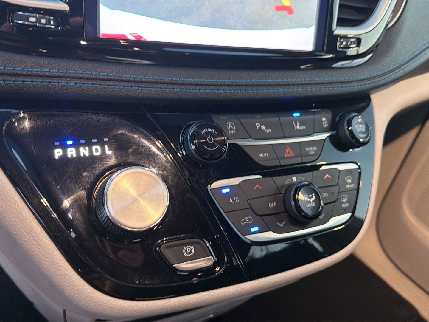 Used 2021 Chrysler Pacifica Touring-L FWD image 26