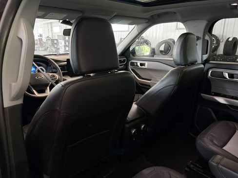 Used 2023 Ford Explorer XLT w/ XLT Sport Appearance Package AWD/4WD image 9