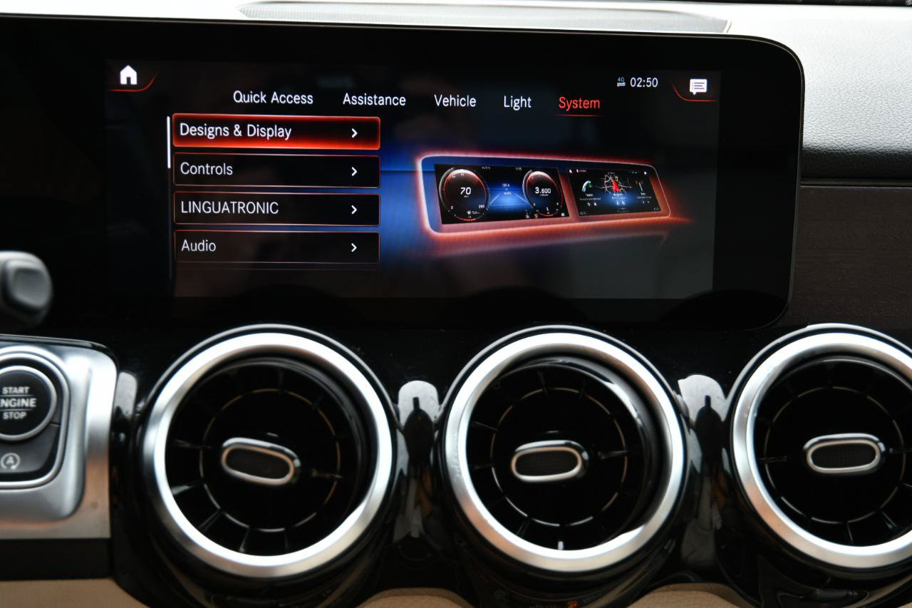 Used 2022 Mercedes-Benz GLB 250 w/ Premium Package image 27