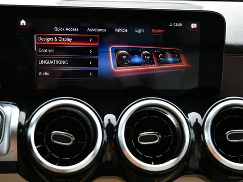 Used 2022 Mercedes-Benz GLB 250 w/ Premium Package image 27