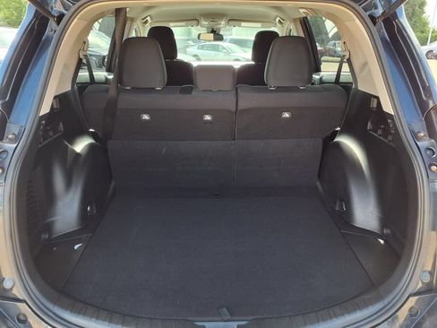 Used 2018 Toyota RAV4 LE FWD image 12