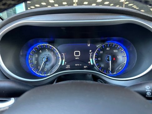 Used 2022 Chrysler Pacifica Touring-L FWD image 17