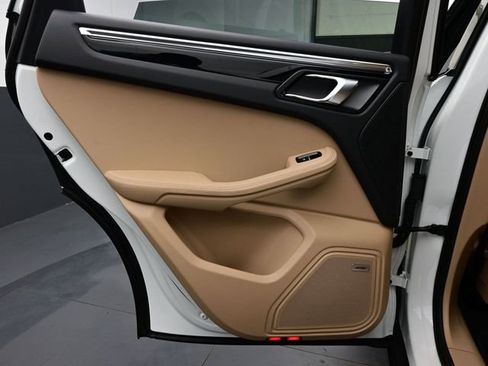 Certified 2025 Porsche Macan AWD/4WD image 13