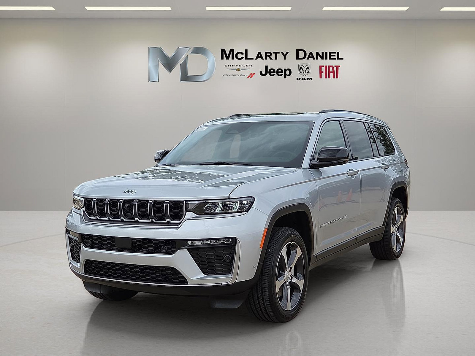 New 2026 Jeep Grand Cherokee L Limited w/ Luxury Tech Group II AWD/4WD image 2