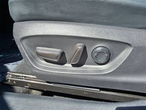 Used 2020 Toyota Camry SE image 19