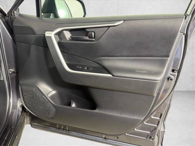 Used 2022 Toyota RAV4 LE FWD image 14