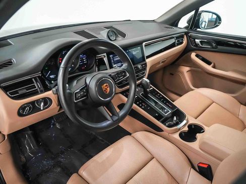 Certified 2023 Porsche Macan AWD/4WD image 4