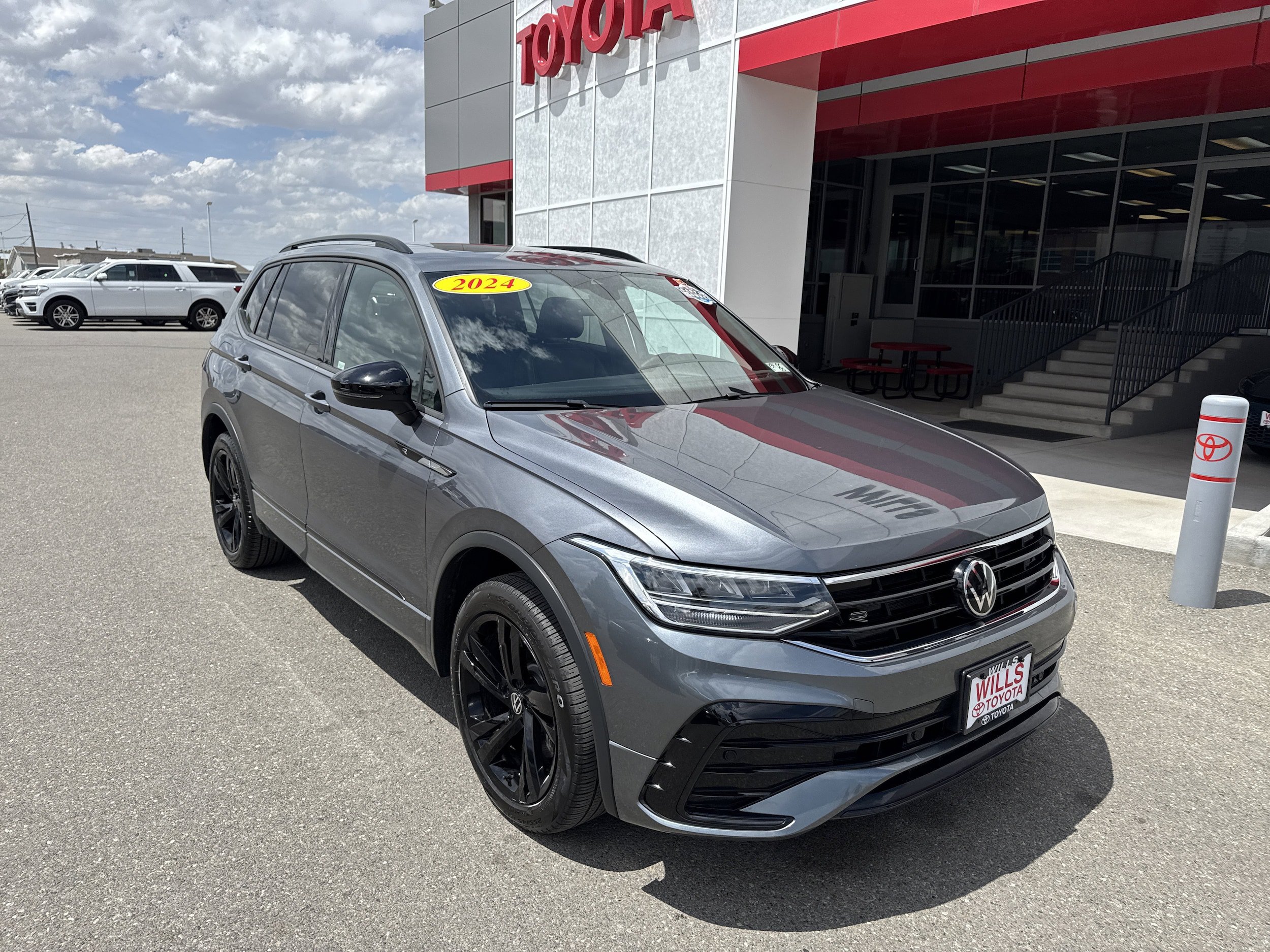 Used 2024 Volkswagen Tiguan SE R-Line AWD/4WD image 1