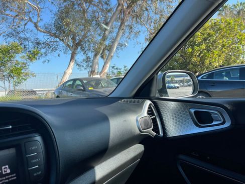 Used 2025 Kia Soul LX w/ LX Technology Package image 35