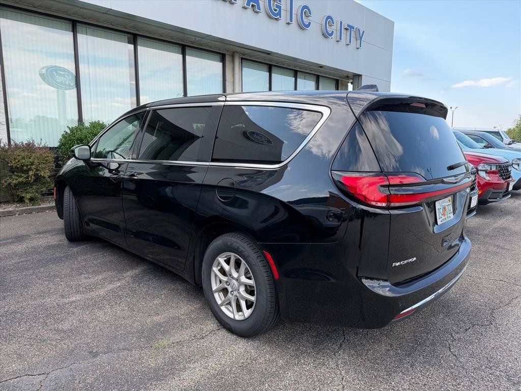 Used 2025 Chrysler Pacifica Select FWD image 4