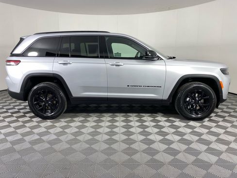 New 2026 Jeep Grand Cherokee Altitude image 8