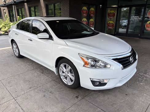 Used 2015 Nissan Altima 2.5 SV w/ Convenience Package FWD image 4