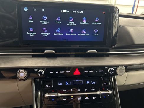 Used 2023 Kia Carnival EX FWD image 10