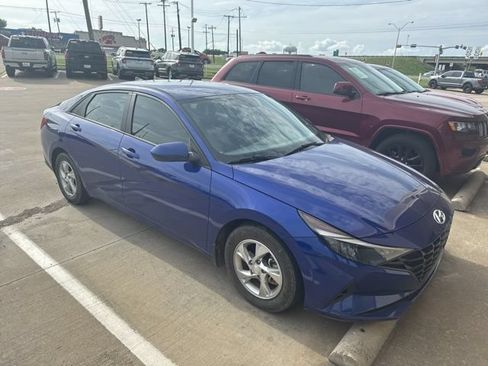 Used 2022 Hyundai Elantra SE FWD image 2