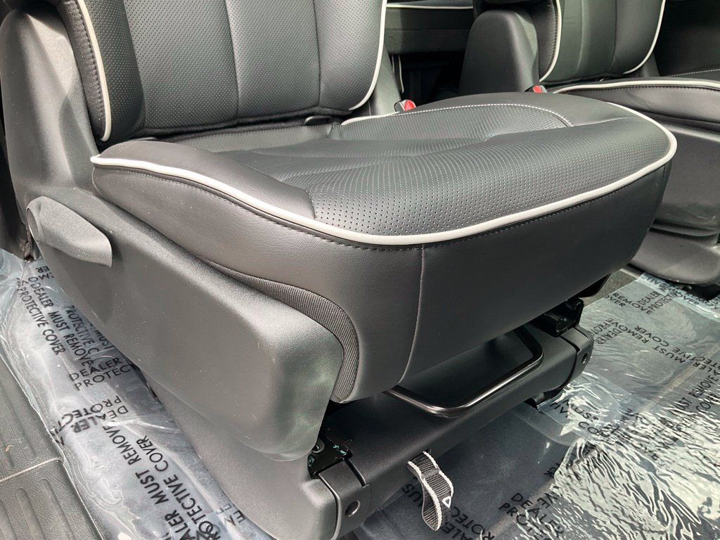 Used 2023 Chrysler Pacifica Limited w/ S Appearance Package FWD image 46