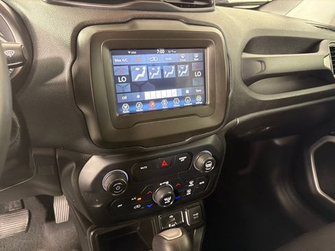 Used 2020 Jeep Renegade Latitude FWD image 13