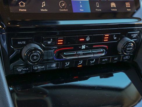 Used 2023 Jeep Grand Cherokee Limited w/ Black Appearance Package image 19