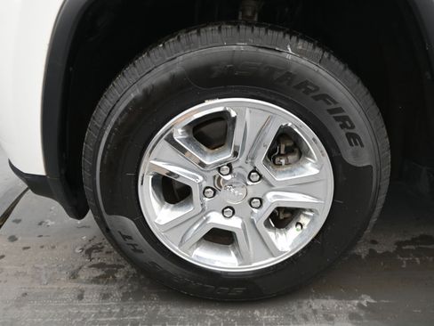 Used 2017 Jeep Grand Cherokee Laredo w/ Quick Order Package 2BE image 9