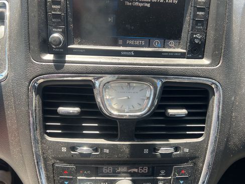Used 2016 Chrysler Town & Country Touring FWD image 12