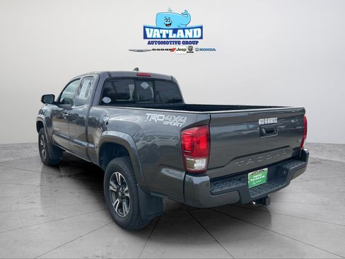 Used 2017 Toyota Tacoma TRD Sport image 3