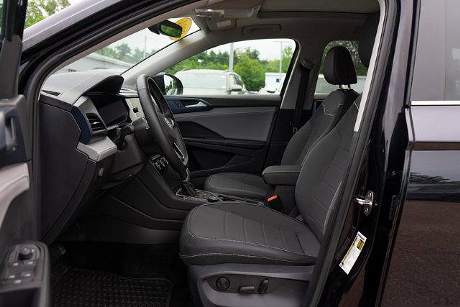 Certified 2024 Volkswagen Taos SE w/ Panoramic Sunroof Package AWD/4WD image 10