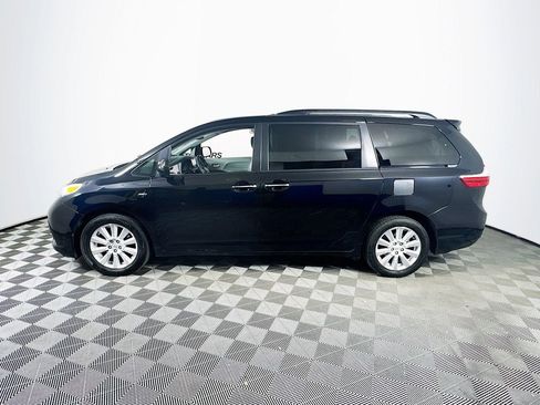 Used 2017 Toyota Sienna XLE Premium image 4
