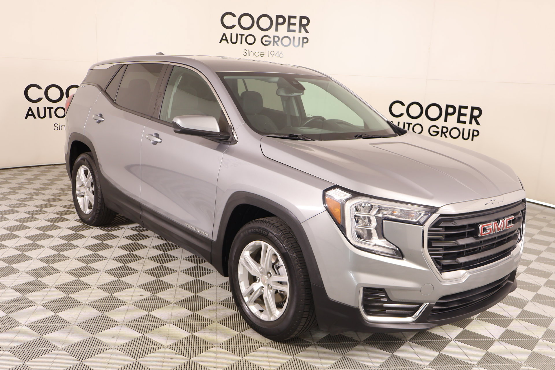 Used 2023 GMC Terrain SLE w/ LPO, Floor Liner Package FWD image 1