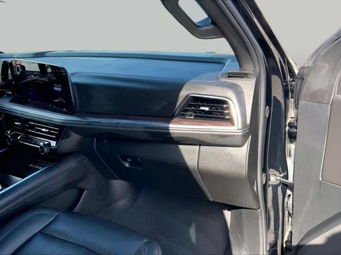 Used 2025 Chevrolet Suburban LT RWD image 18