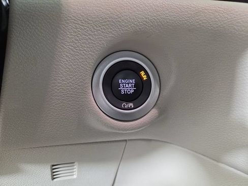Used 2024 Chrysler Pacifica Touring-L FWD image 25