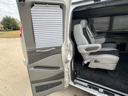 Used 2018 Chevrolet Express 2500 w/ Enhanced Convenience Package image 32