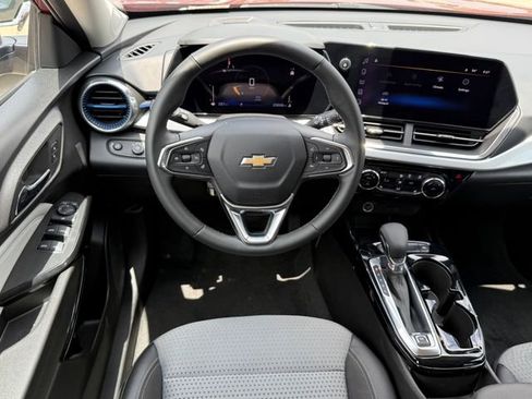 Used 2025 Chevrolet Trax LT w/ LT Convenience Package FWD image 19