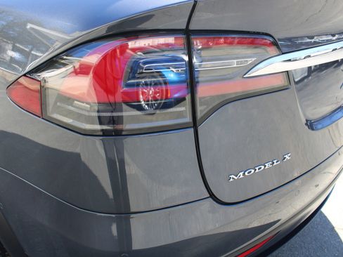 Used 2017 Tesla Model X 75D AWD/4WD image 36