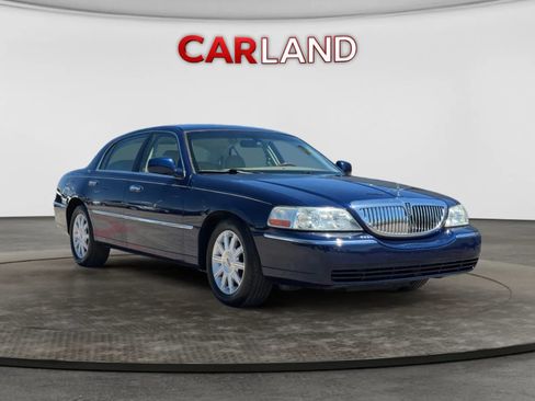 Used 2010 Lincoln Town Car Signature Limited RWD image 8