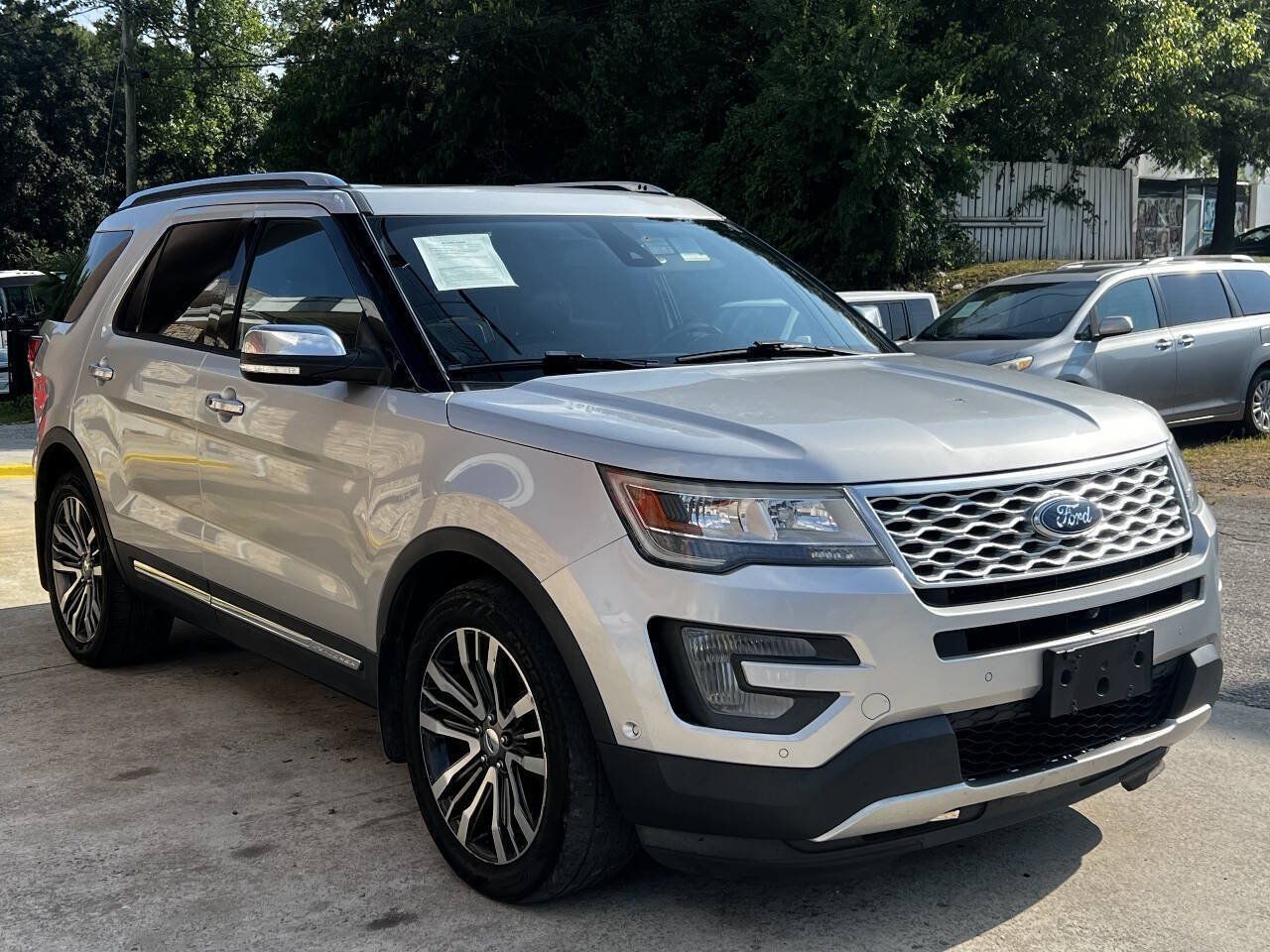 Used 2017 Ford Explorer Platinum AWD/4WD image 4