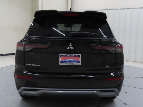 New 2025 Mitsubishi Outlander SE image 4