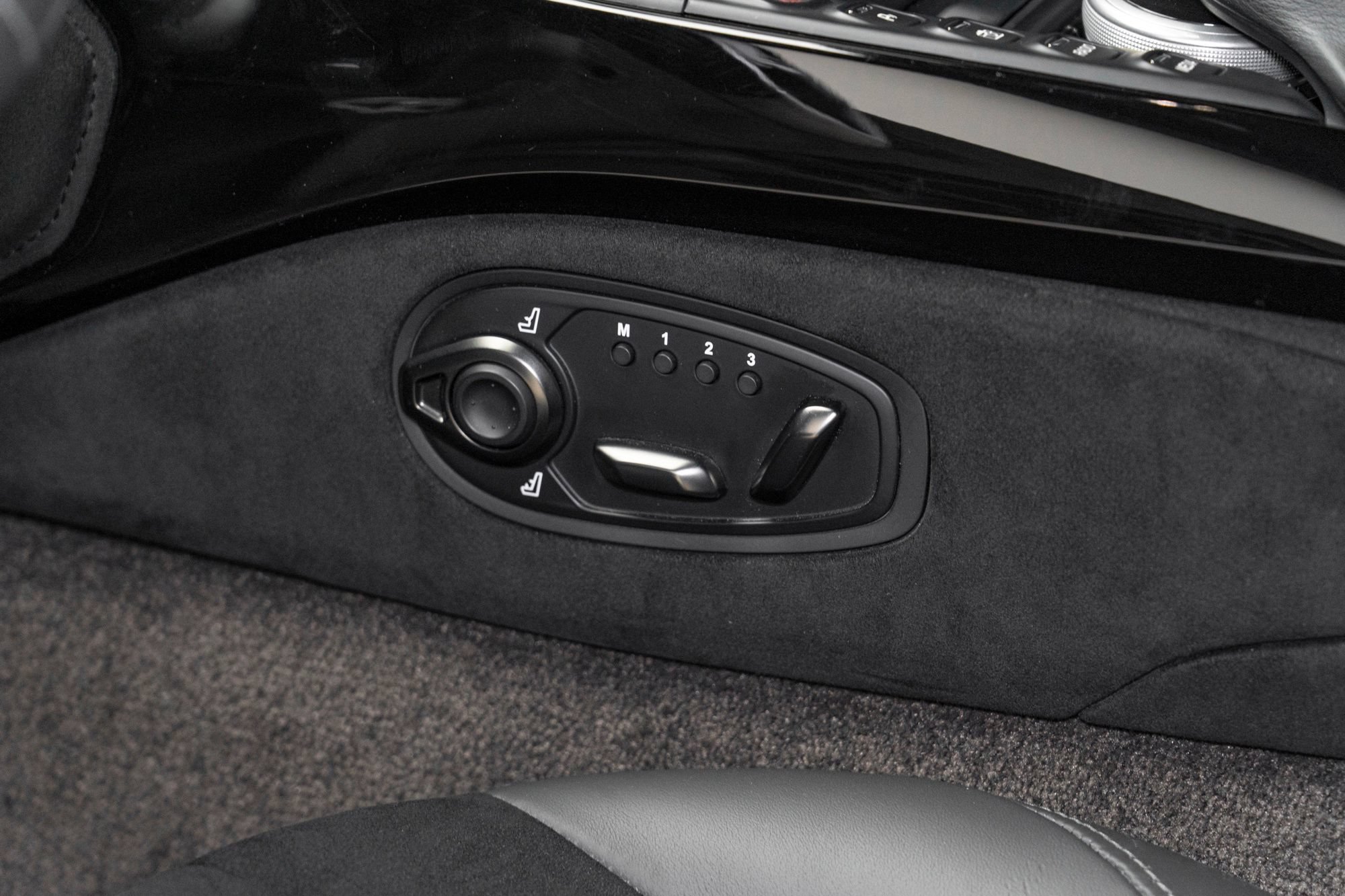 Used 2020 Aston Martin V8 Vantage AMR RWD image 17
