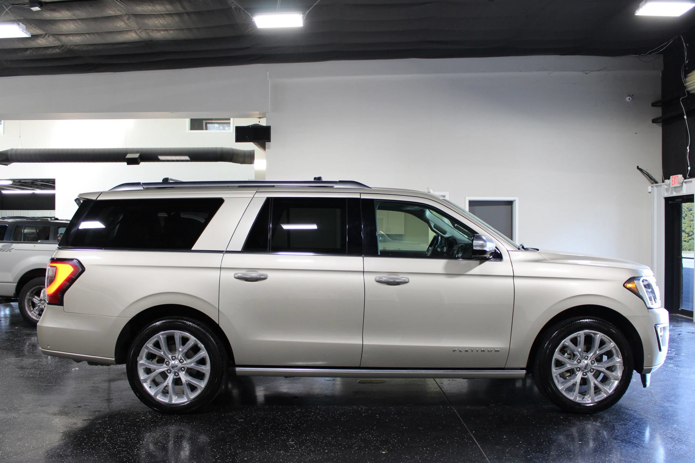 Used 2018 Ford Expedition Max Platinum AWD/4WD image 2