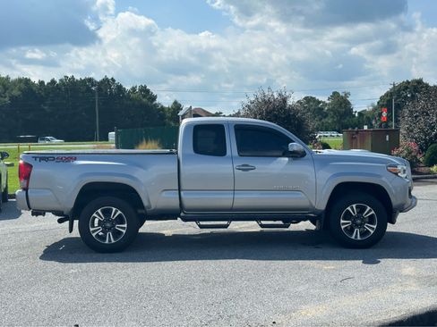 Used 2017 Toyota Tacoma TRD Sport w/ Tow Package (A/T) AWD/4WD image 6
