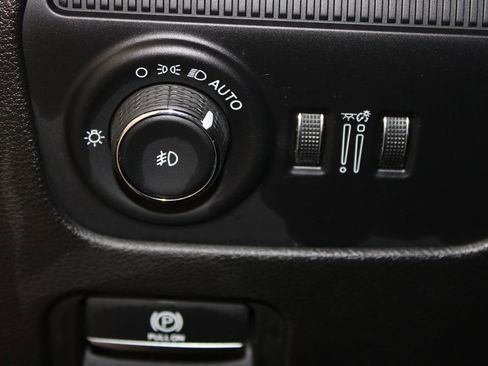 Used 2025 Jeep Wagoneer L Series II w/ 8-pass Seating Package image 48