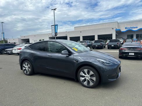 Used 2023 Tesla Model Y 2WD image 2