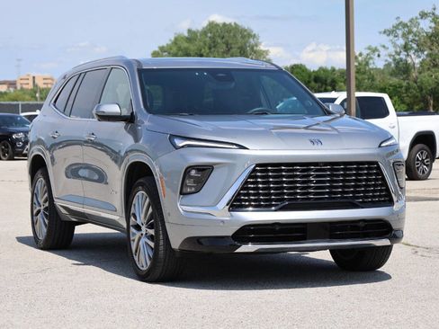 Used 2025 Buick Enclave Avenir w/ Super Cruise Package FWD image 4